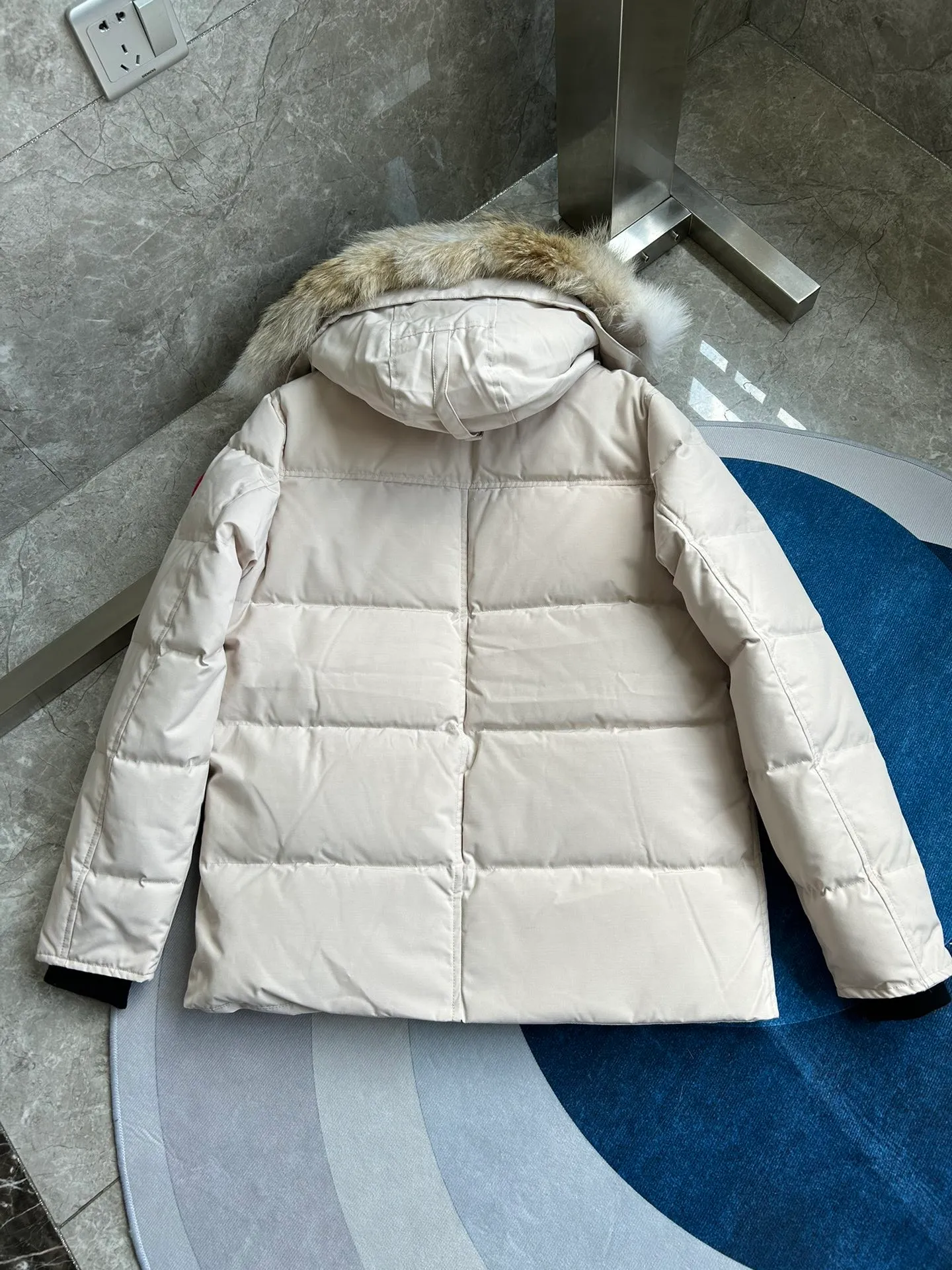 The P880 Wyndham Parker is available in 29 models for both men and women. Both the fur collar and the fur collar are detachable. My personal favorite is simple and elegant. It is clean and neat. It has been chosen by Arctic and Antarctic scientific expedition teams as winter wear. It is the Rolls-Royce of the world. ➖ Industry-leading anti-counterfeiting chip sensing. ➖ Imported Behringer embroidery machines and customized embroidery labels, the highest level and industry leading. ➖ Imported Korean 21-count polyester-cotton blended original fabric, TC85 waterproof coated fabric, water-repellent, windproof and wear-resistant. ➖ The new national standard 80 white duck down is filled with an average of 520 grams of down. The amount of down filled is industry-leading. ➖ 100% nylon lon lining with double double-layer sealing design to prevent velvet running, seamless thread design on cuffs! ➖ Western Canadian Green Wolf Collar. ➖ Yoshida YKK provides original factory-customized electroplated sliders. YKK two-way lockable zippers are tight and smooth and do not peel off paint. ➖ 3M composite Velcro is durable and the accessories and hardware are all custom-made. Note: Our copywriting is only simple and clear. Instead of bragging about the copywriting, it is better to compare and understand with samples. Only for the purest, most focused, most professional, highest quality, and highest sex! Color: off-white with red label. Size: Xs S M L XL XXL.